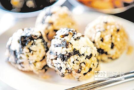 拳頭飯/50元←台東米烹製的白飯加上特製醬料、海苔絲及麻油以手掌現抓現捏,口感類似海苔飯糰,最受小朋友喜歡。(鄭夙玲攝)