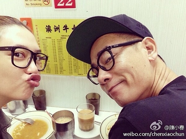 陳小春(右)與老婆應采兒(左)名下各有1棟房子。 (圖/摘自微博)