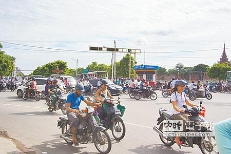 緬甸曼德勒市中心繁忙的交通,車笛聲此起彼落。⊙曾翎威/攝影