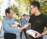 帥過頭與柯文哲打賭服輸　送蛋黃酥