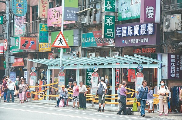 仁五路東和大樓公車站牌沒有候車亭也沒有椅子可坐，市府已施工在人行道設候車亭，並在騎樓設座椅，下周即可完工。 記者游明煌／攝影