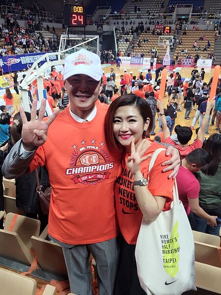 張承中將投入松山信義區立委選戰,置產地成為挑選選區的關鍵因素。(翻攝自Selina任家萱Facebook粉絲頁)