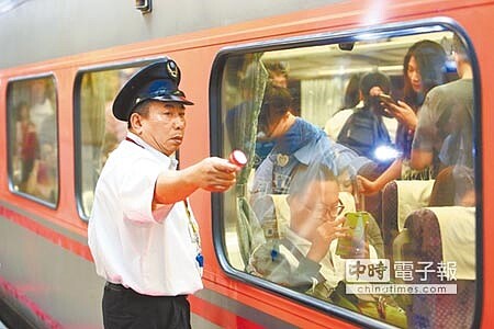 
　搭車更便利　　台鐵10月15日起調整班次，包括增加高雄到潮州間列車班次、加開東部新自強號及全線通勤電聯車，合計調整206班次，大幅提升整體運能，相關車次時刻可以參閱台鐵網站。（鄧博仁攝）
 