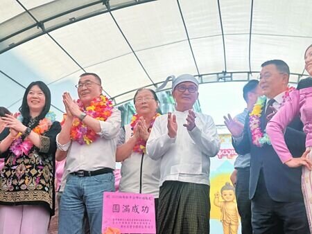 
關於新北市長選舉在野合，國民黨新北市長參選人李四川（左二）12日出席「2026緬甸浴佛祈福過新年」，表示將在4月底有結果。（柯毓庭攝）
