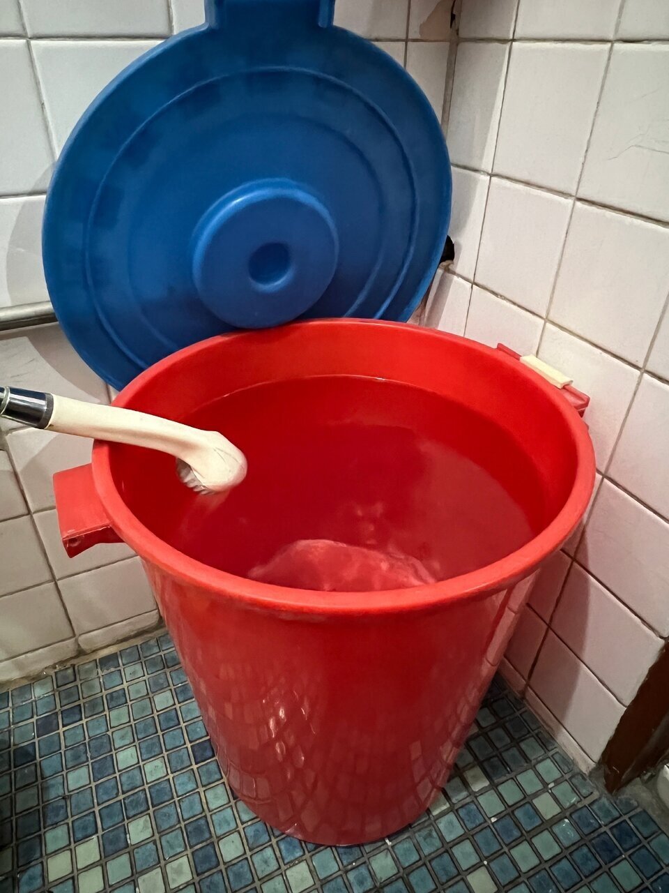 大園、觀音人注意!台水公司辦理「大園區環區南路減壓閥改善工程」,將自今天上午9時起,停水20小時,影響沿海的大園區北港里、南港里、和平里、溪海里、田心里,以及觀音區保障里、塔腳里等7個里、約7137戶用水,請盡快儲水。記者陳恩惠/攝影