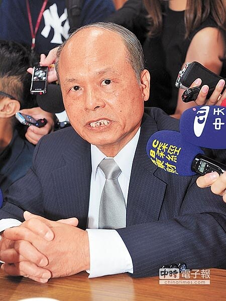 
　變來變去　　財政部長張盛和表示，影響股市最重要的是不確定因素，只要可以消除不確定因素，對股市有幫助的都可以做。（劉宗龍攝）
 