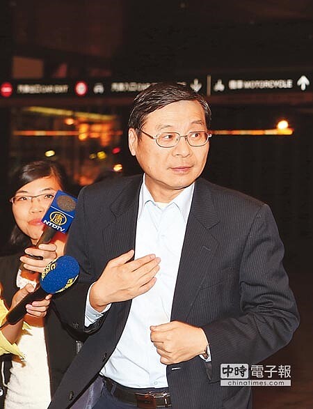 銀行公會15日邀請金管會主委曾銘宗餐敘,曾銘宗面對媒體詢問,沒有回應問題,只說了「我今天沒打領帶。」(鄧博仁攝)