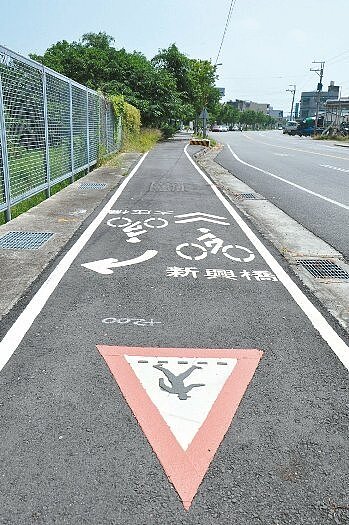 「後龍健康景點步道」從中華路口開始走，可一路走到英才書院、客家圓樓。（ 記者張裕珍／攝影）