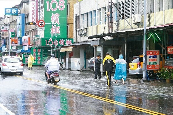 花蓮縣吉安鄉海岸路段每遇下雨、颱風就會淹水，讓居民十分困擾。（圖／聯合報資料照片）