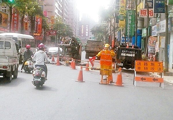 桃園市桃園區大有路3天前才剛剛完成路面鋪設並畫黃線。（ 圖／曾增勳）