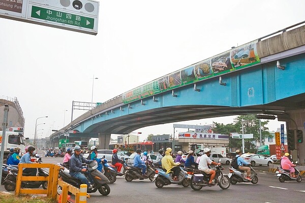 高市中山四路與中安路口，連兩年高居高市十大易肇事路口第一名。 記者劉星君／攝影