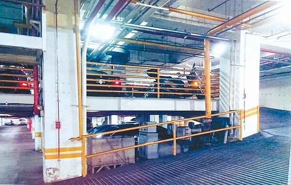 北市信義區永順大樓住戶昨到市府陳情，抗議違法設置停車場夾層，成為社區公安隱憂。 （記者吳思萍／翻攝）