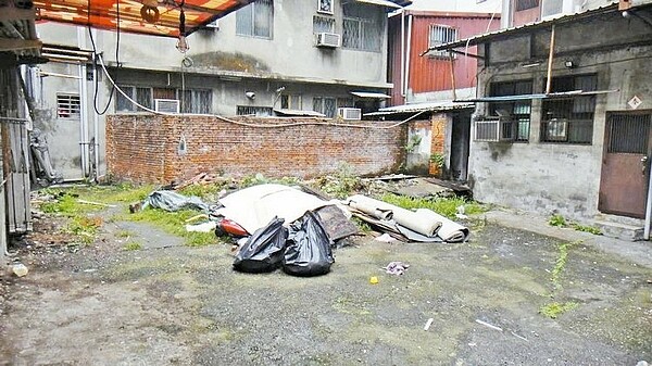 為維護環境衛生整潔,新北市環保局開罰空地空屋髒亂處,並要求限期改善。( 圖/環保局提供)
