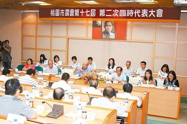 桃園市農會召開臨時代表會決議是否以每坪30萬元購買桃農綜合批發市場農地?是否銷售新竹住宅用地及既成道路用地?經表決,兩案皆翻盤。( 記者曾增勳/攝影)