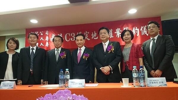 左至右為中信人壽行政長蘇淑美、總經理林欽淼、董事長凌氤寶;台肥董事長李復興、台壽保董事長許舒博、台肥總經理黃麗嬡、台壽保投資長莊瑞德。( 記者陳美玲/攝影)