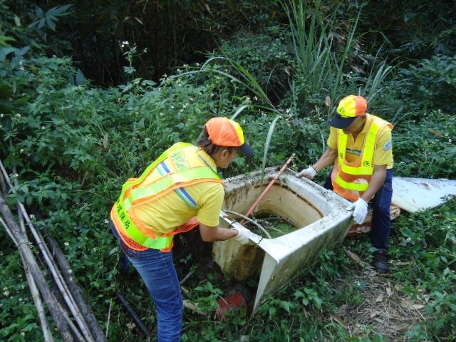 防堵登革熱疫情向北延燒 環保局加強稽查登山步道口及空地菜園(台北市政府提供)