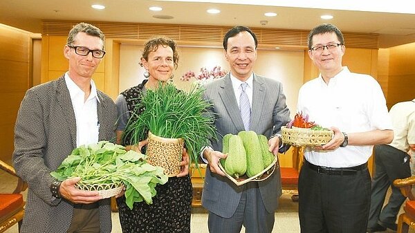 美國西雅圖食物森林創辦人賈桂林．葛玫（左二）和格蘭．赫里希（左一）由聯合報系願景工作室策略長羅國俊（右一）陪同，拜會新北市長朱立倫。 （記者陳易辰／攝影）