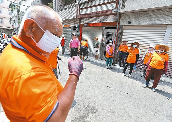 自己家園自己救 登革熱疫情持續,高雄市鳳山區誠德里昨天數位里民與志工集結清潔環境。 記者程宜華/攝影