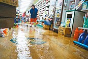 豪大雨…武崙溪溢堤　基隆民宅淹水