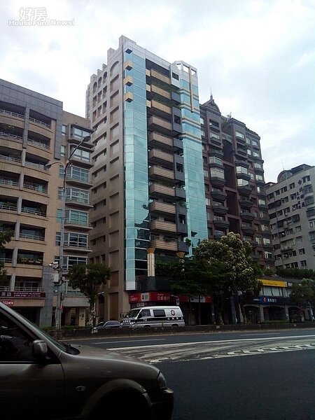 3李四端居住豪宅的「幕府十六」位在大安森林公園第一排。