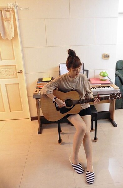 3.客廳一角擺放著簡易鋼琴,黃雅勵喜歡在這裡彈吉他。