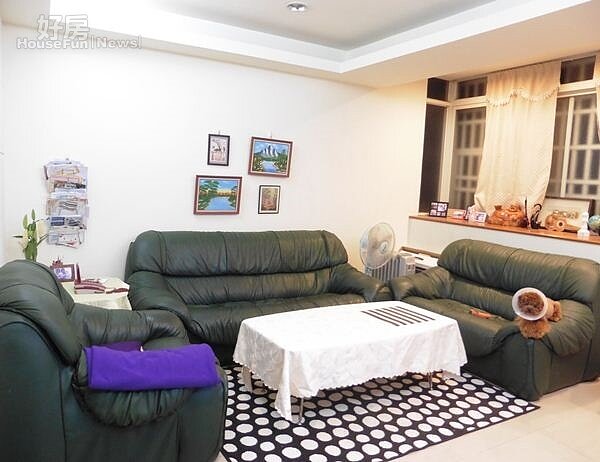 2.黃雅勵目前與家人同住內湖26坪的公寓,客廳空間十分寬敞。