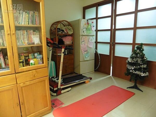4.客廳另一頭有健身器材,並以拉門隔開廚房。