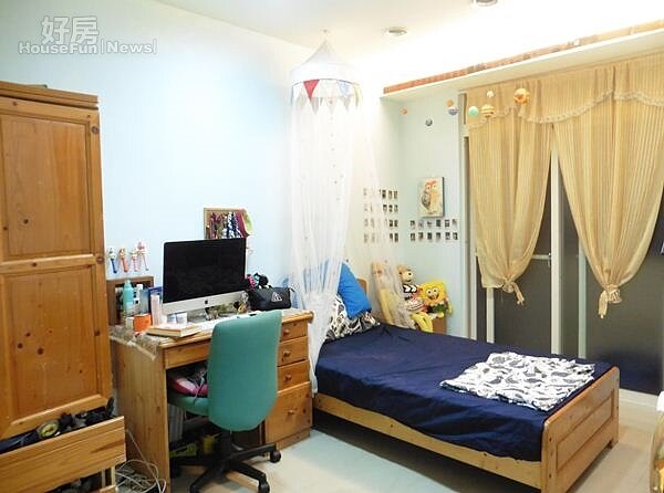 6.雅勵的房間清一色是原木傢俱,床上還有公主紗帳。