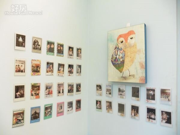 
7.房間牆上貼滿了生活照，貓頭鷹畫作是從韓國買回來的。