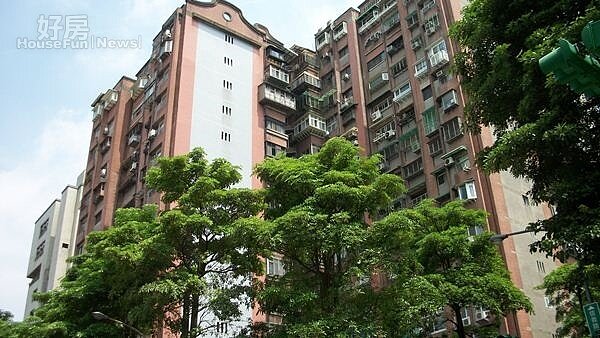 1大安國宅位在大安森林公園旁,生活機能發展成熟。