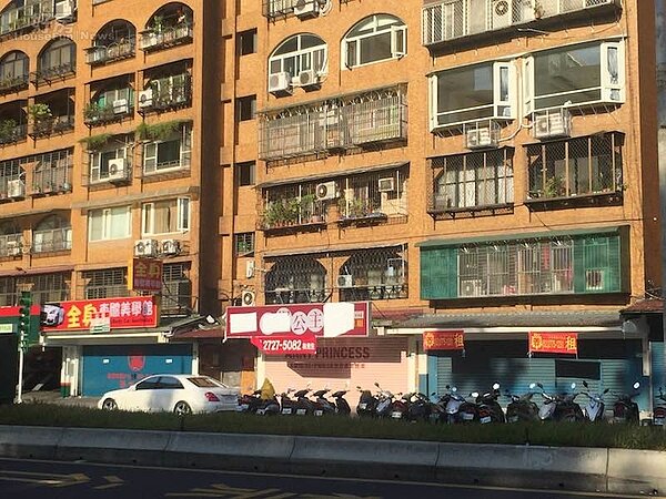 松山車站中坡北路店面待租。(好房網News記者陳韋帆攝影)