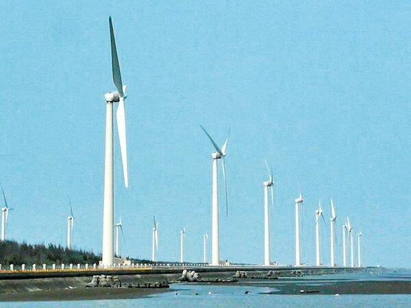 台中港的風力發電機組，部分經常停擺，引起地方人士質疑。 （聯合報系資料照）