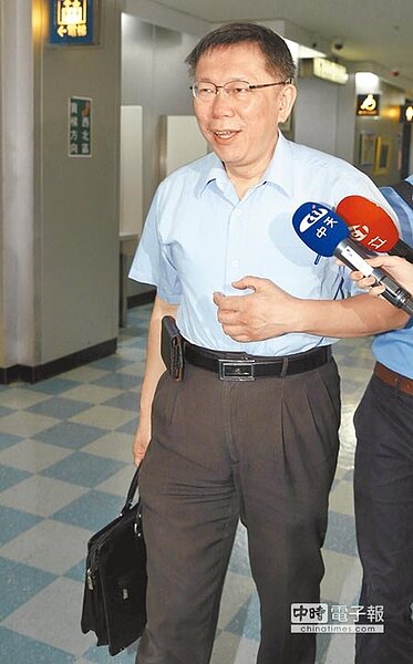 一波未平 一波又起↑柯文哲子弟兵、北市府顧問張益贍(上圖右),也拿了10套波卡送朋友,是否違反《公務員倫理》法規,市府政風處將調查。17日一早台北市長柯文哲(上圖左)爬樓梯上班面對提問,搖頭表示不知情。(王英豪攝)