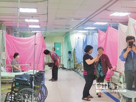 醫護辛苦了即使已施行醫院分流,但台南每天登革熱求診人潮依然爆量,醫院急診人滿為患,也讓部分護士情緒跟著發燒、醞釀罷工。(曹婷婷攝)