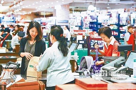 微風廣場周慶起跑,首日業績強強滾,超市美國牛肉組合10分鐘搶光。(鄧博仁攝)