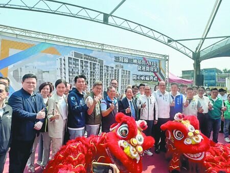 新北市長侯友宜13日出席「三峽站出入口2捷運開發案」開工祈福典禮。(柯毓庭攝)