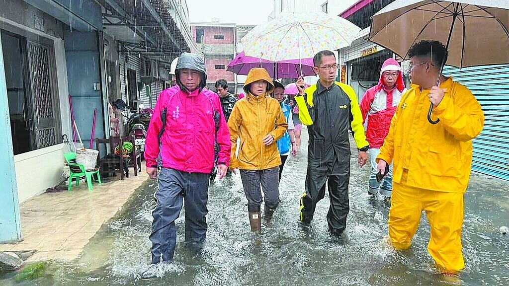 台東市長陳銘風(左一)反映豐榮路69巷長期積淹水問題,縣府13日拍板補助每戶最高5萬元設置防水閘門。圖/台東縣政府提供
