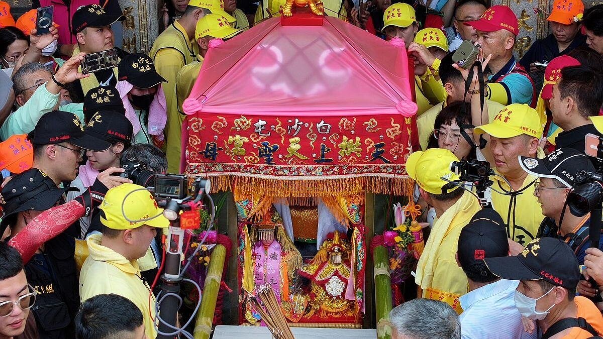 一年一度的白沙屯媽祖進香於13日凌晨起駕。圖/東森新聞