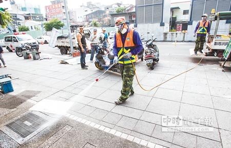 
　開戰　　登革熱病例突破萬例，台南市環保局工作人員進行戶外消毒作業。（黃仲裕攝）
 
