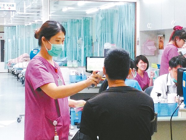 台南登革熱疫情嚴峻,各大醫院急診室相繼滿床,但每天仍湧入大量篩檢的民眾,讓醫護忙得焦頭爛額。 記者鄭宏斌/攝影