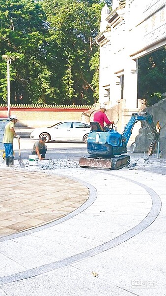 市府18日拆除人行道不當車阻，還給市民無障礙行走空間。（中國時報記者盧金足攝）