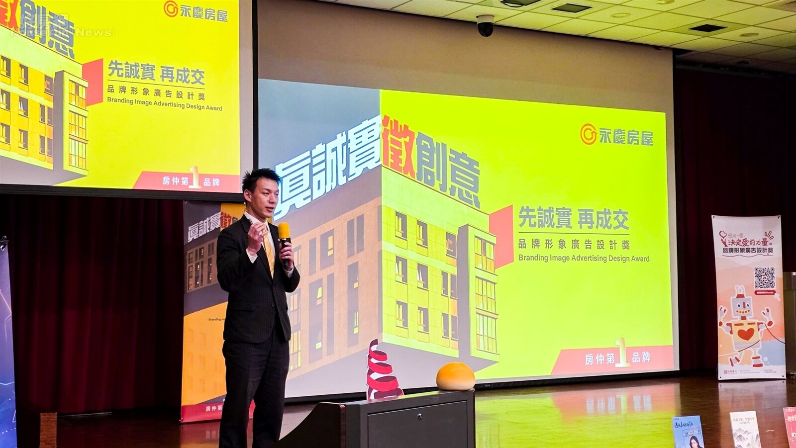 永慶房屋人資部協理塗振宏至世新大學分享金犢獎活動和「先誠實再成交」理念,邀請同學用創意賦予誠實新風景。圖/永慶房產集團提供