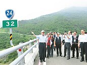 視察谷川大橋　馬總統差點忘了上橋