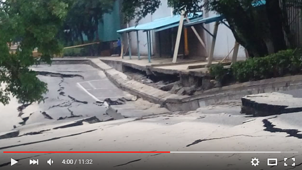 高雄小港區中林路因台電施工,造成道路坍塌意外,中油、中鋼損失慘重,當地居民生活不便。(翻攝自鳳興里辦公室製作影片)