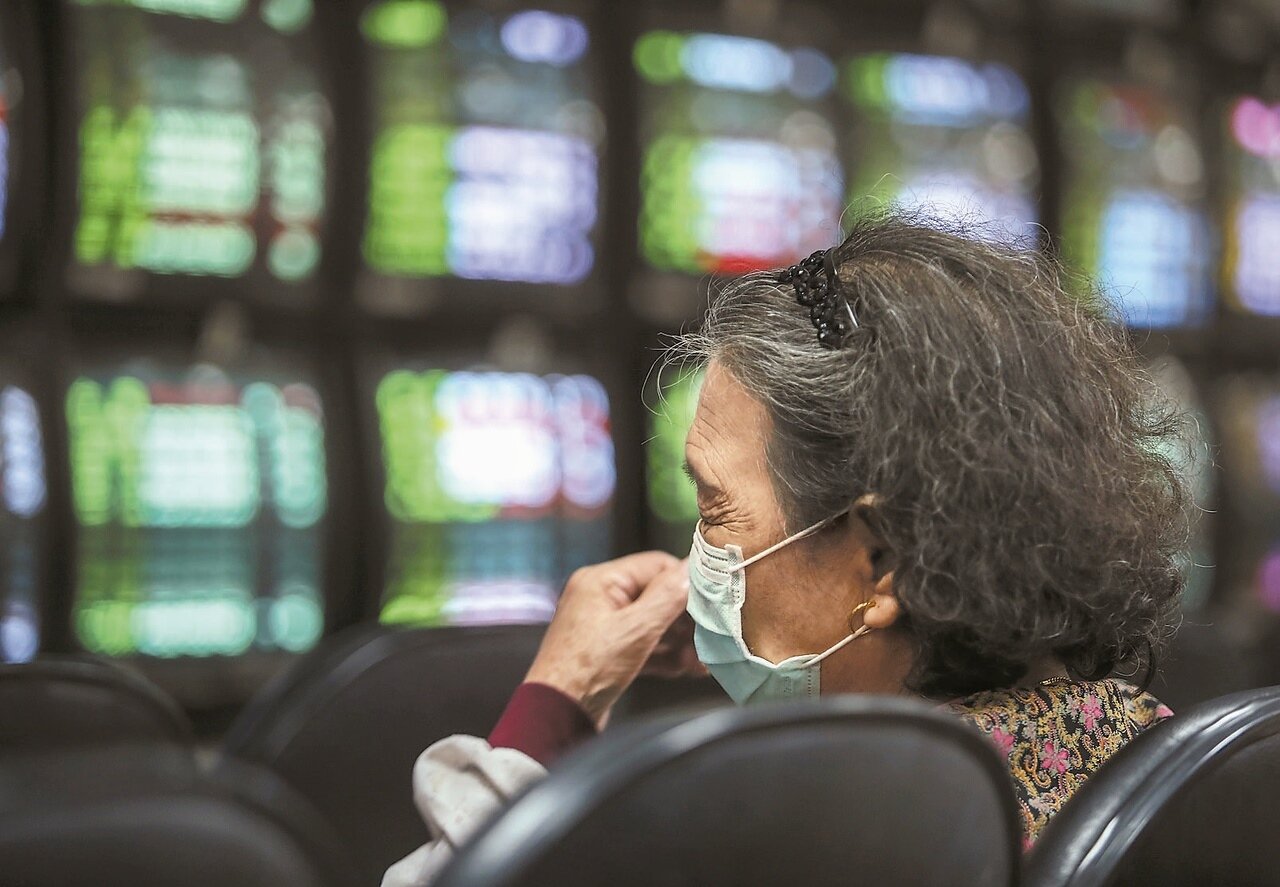 台股今日開盤走低,盤中一度跌破8,300點。 記者楊萬雲/攝影