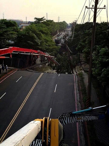 高雄小港區中林路因台電施工疏失坍塌，目前持續搶修中。（好房網News資料中心）