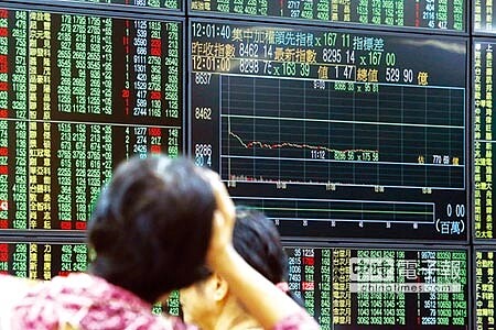 
台股21日終場下跌155.1點，以8307.04點作收，成交量再度縮到800億元之下，僅756.7億元。證券行內股民手托著頭看著綠油油的大盤螢幕。圖／林后駿
 
