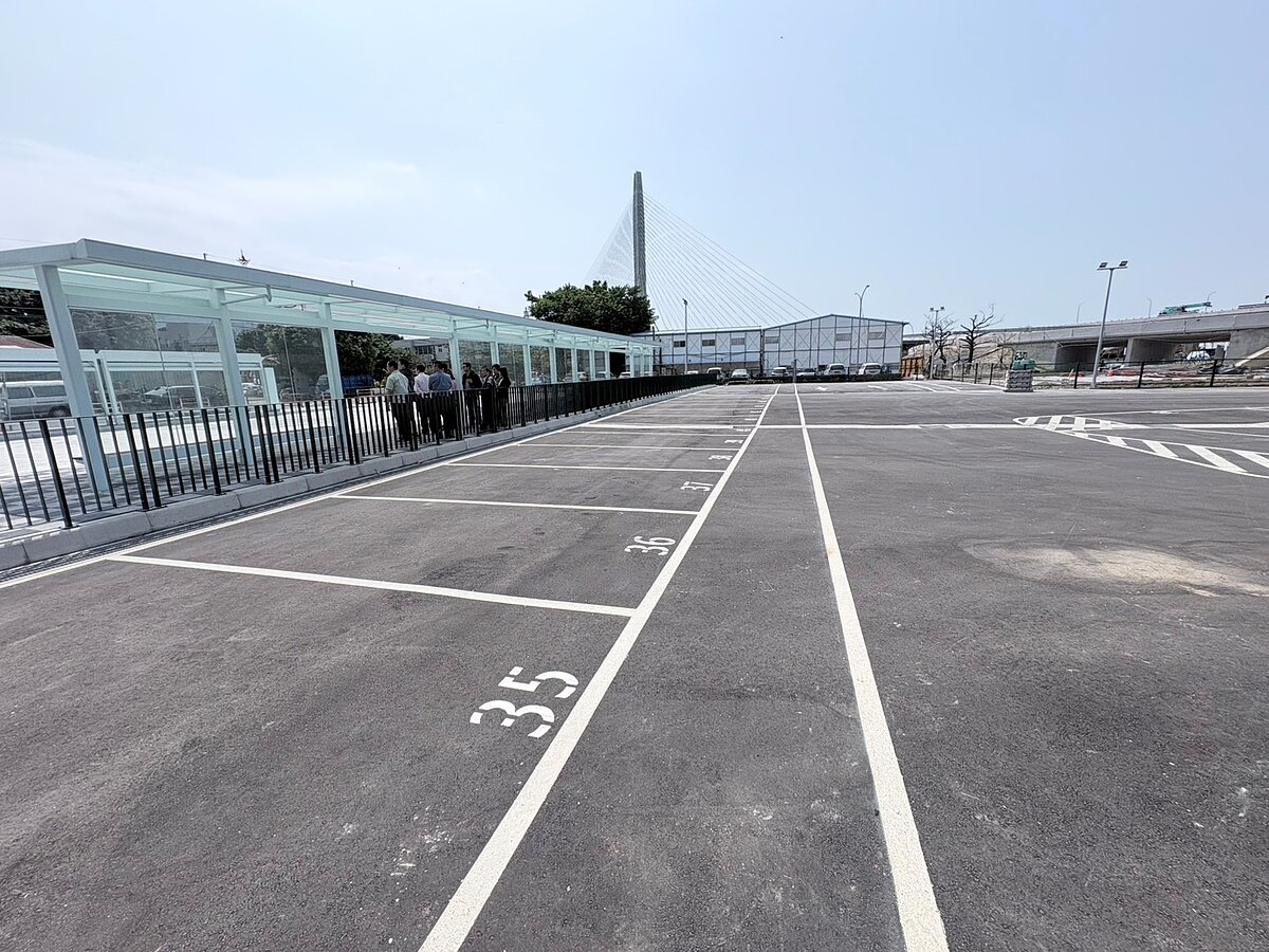 淡水端微型轉運站旁新闢平面停車場，鼓勵民眾採取「停車轉乘」方式進入淡水，減少市區車流壓力。圖／新北市交通局提供