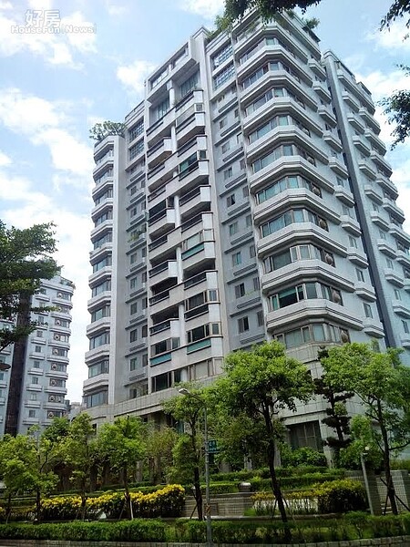 1「亞歷山大」坐落在台北市松平路上,外觀恢宏氣派。