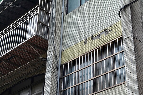 台肥所管理的東明國宅年久失修,房屋外牆時有水泥或磁磚剝落。(好房網News記者 陳韋帆/攝影)